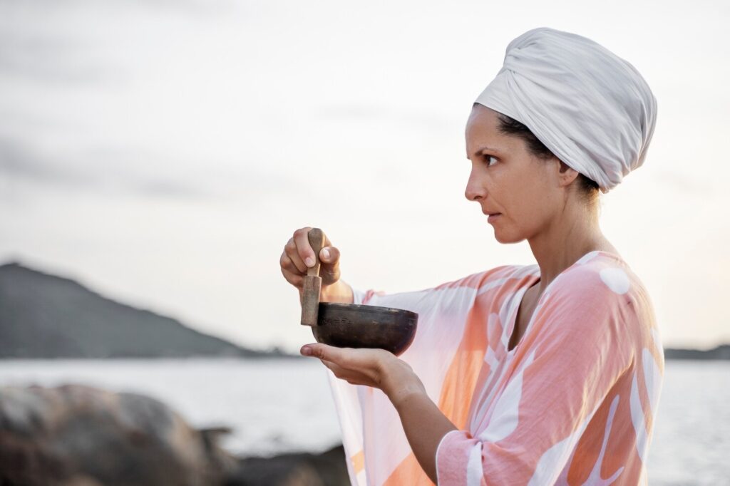 medium-shot-woman-using-singing